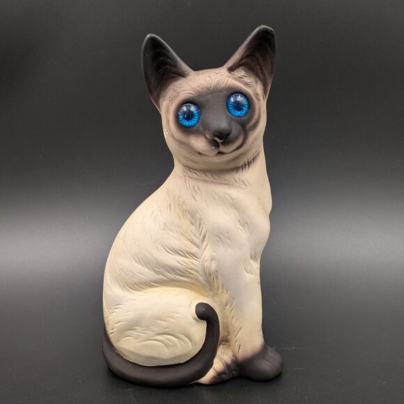 Vintage Porcelain Siamese Cat Figurine with Blue Eyes - Collectible Kitsch - Picture 1 of 7